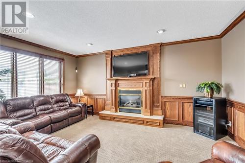 7689 Mount Carmel Boulevard, Niagara Falls, ON - Indoor Photo Showing Living Room With Fireplace