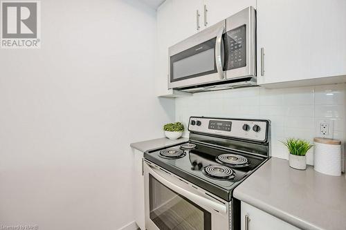 81 Robinson Street Unit# 804, Hamilton, ON - Indoor Photo Showing Kitchen