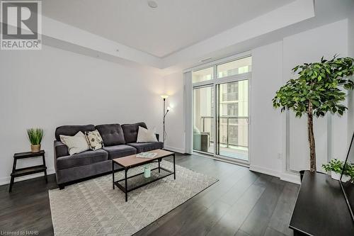 81 Robinson Street Unit# 804, Hamilton, ON - Indoor Photo Showing Living Room