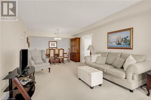 600 Silverbirch Boulevard Unit# 203, Mount Hope, ON - Indoor Photo Showing Living Room