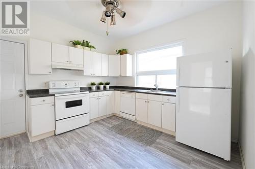 5768 Summer Street, Niagara Falls, ON - Indoor Photo Showing Kitchen