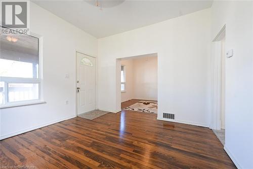 5768 Summer Street, Niagara Falls, ON - Indoor Photo Showing Other Room