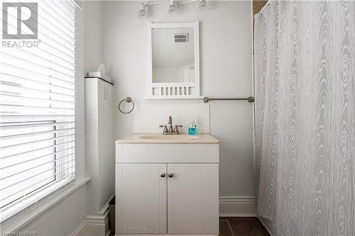 393 Brock Street, Brantford, ON - Indoor Photo Showing Bathroom