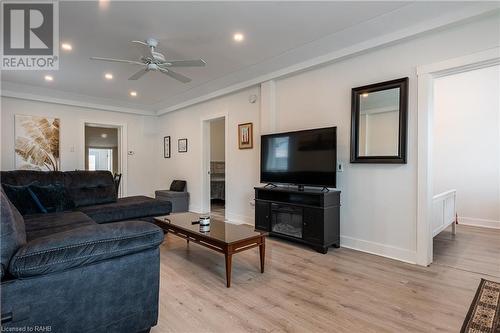 393 Brock Street, Brantford, ON - Indoor Photo Showing Living Room