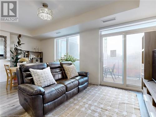 2093 Fairview Street Unit# 201, Burlington, ON - Indoor Photo Showing Living Room