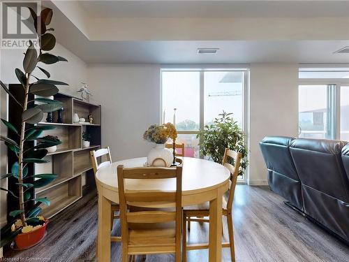 2093 Fairview Street Unit# 201, Burlington, ON - Indoor Photo Showing Dining Room