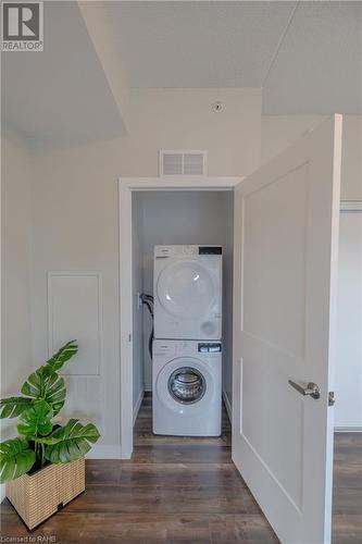 15 Queen Street S Unit# 902, Hamilton, ON - Indoor Photo Showing Laundry Room