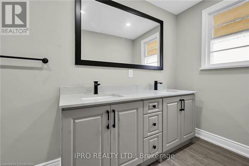 92 Corman Avenue, Stoney Creek, ON - Indoor Photo Showing Bathroom