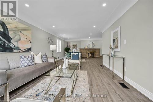 92 Corman Avenue, Stoney Creek, ON - Indoor Photo Showing Living Room