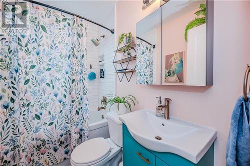 153 East 18Th Street, Hamilton, ON - Indoor Photo Showing Bathroom