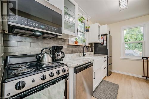 153 East 18Th Street, Hamilton, ON - Indoor Photo Showing Kitchen