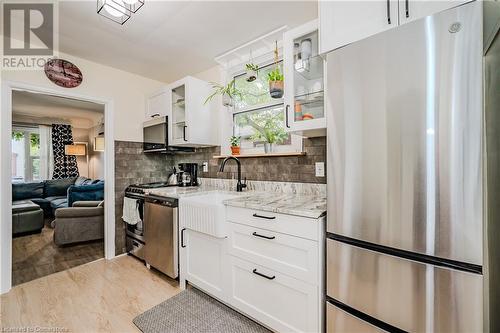 153 East 18Th Street, Hamilton, ON - Indoor Photo Showing Kitchen