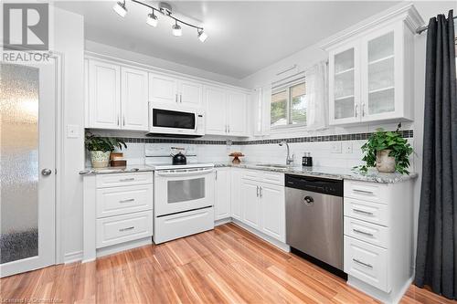 3085 Kingswood Crescent, Niagara Falls, ON - Indoor Photo Showing Kitchen