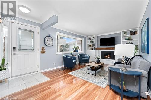 3085 Kingswood Crescent, Niagara Falls, ON - Indoor Photo Showing Living Room With Fireplace