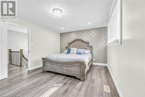 182 Clifton Downs Road, Hamilton, ON - Indoor Photo Showing Bedroom