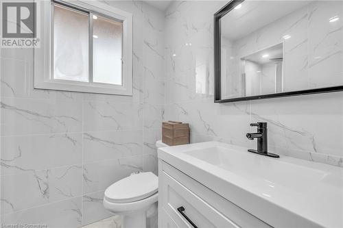 182 Clifton Downs Road, Hamilton, ON - Indoor Photo Showing Bathroom