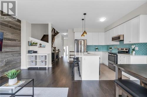 154 Veterans Street, Bradford, ON - Indoor Photo Showing Kitchen With Upgraded Kitchen