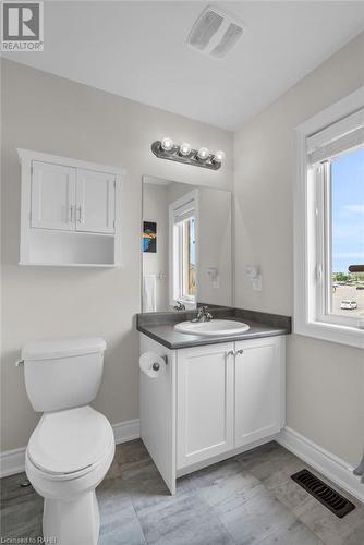 154 Veterans Street, Bradford, ON - Indoor Photo Showing Bathroom