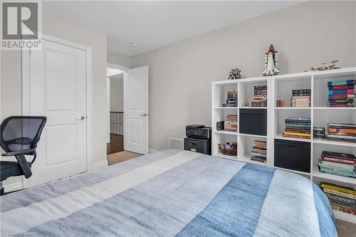 154 Veterans Street, Bradford, ON - Indoor Photo Showing Bedroom