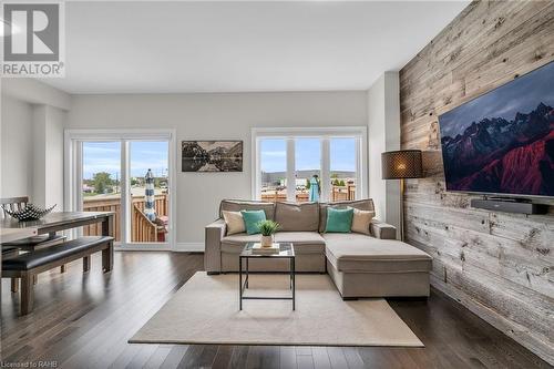 154 Veterans Street, Bradford, ON - Indoor Photo Showing Living Room