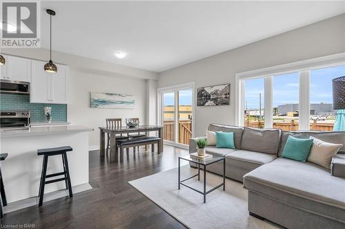 154 Veterans Street, Bradford, ON - Indoor Photo Showing Living Room