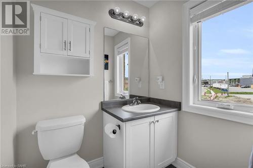 154 Veterans Street, Bradford, ON - Indoor Photo Showing Bathroom