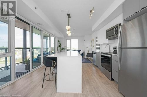 3200 Dakota Common Boulevard Unit# 604, Burlington, ON - Indoor Photo Showing Kitchen