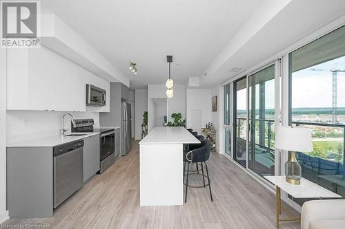 3200 Dakota Common Boulevard Unit# 604, Burlington, ON - Indoor Photo Showing Kitchen