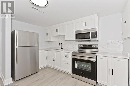 4 Highcourt Crescent Unit# Lower, St. Catharines, ON - Indoor Photo Showing Kitchen With Upgraded Kitchen