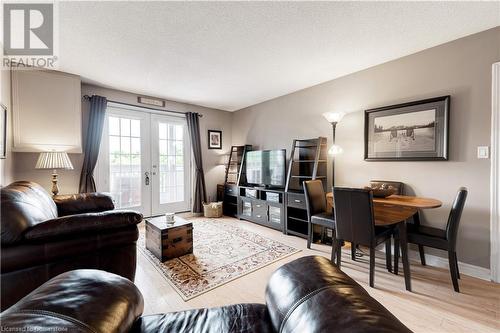 2040 Cleaver Avenue Unit# 304, Burlington, ON - Indoor Photo Showing Living Room