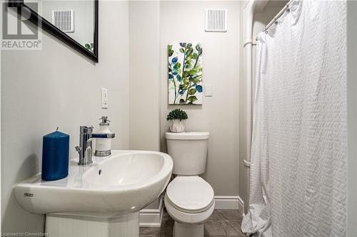 26 Cambridge Avenue, Hamilton, ON - Indoor Photo Showing Bathroom