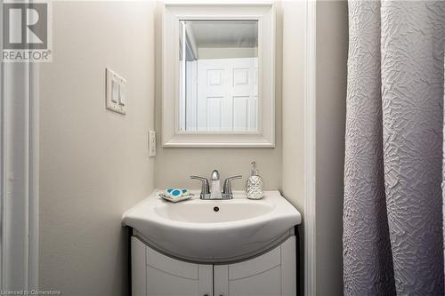 26 Cambridge Avenue, Hamilton, ON - Indoor Photo Showing Bathroom