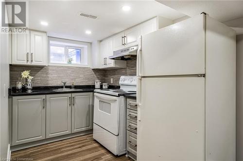 26 Cambridge Avenue, Hamilton, ON - Indoor Photo Showing Kitchen