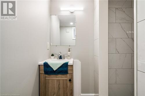 26 Cambridge Avenue, Hamilton, ON - Indoor Photo Showing Bathroom