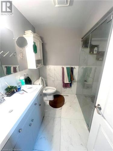 208 Picton Street E, Hamilton, ON - Indoor Photo Showing Bathroom