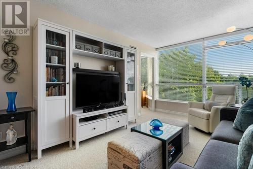 1276 Maple Crossing Boulevard Unit# 310, Burlington, ON - Indoor Photo Showing Living Room