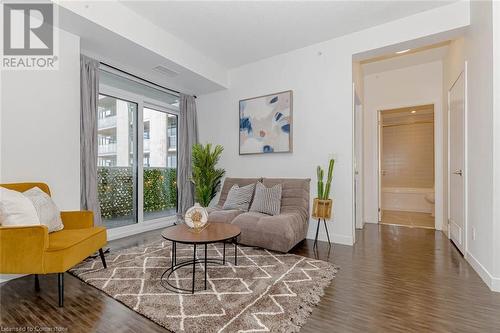 2093 Fairview Street Unit# 709, Burlington, ON - Indoor Photo Showing Living Room