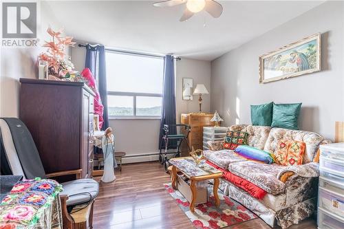 35 Towering Heights Boulevard Unit# 903, St. Catharines, ON - Indoor Photo Showing Living Room