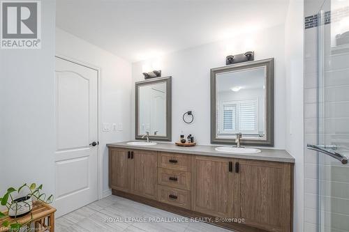 648 Halloway  (Upper Level) Drive, Kingston, ON - Indoor Photo Showing Bathroom