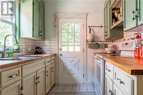 4629 Ellis Street, Niagara Falls, ON - Indoor Photo Showing Kitchen With Double Sink