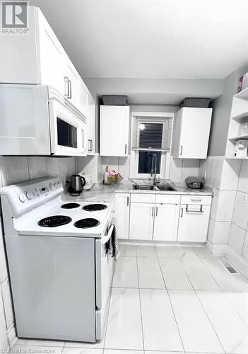 4945 Maple Street, Niagara Falls, ON - Indoor Photo Showing Kitchen