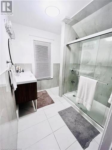 4945 Maple Street, Niagara Falls, ON - Indoor Photo Showing Bathroom