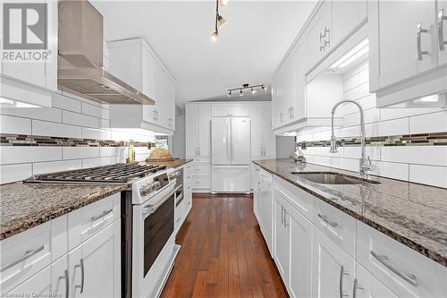 124 Nash Road S, Hamilton, ON - Indoor Photo Showing Kitchen With Upgraded Kitchen