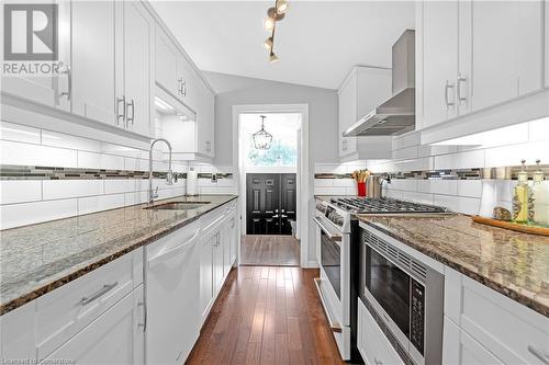 124 Nash Road S, Hamilton, ON - Indoor Photo Showing Kitchen With Upgraded Kitchen