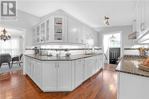 124 Nash Road S, Hamilton, ON - Indoor Photo Showing Kitchen