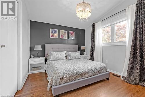 124 Nash Road S, Hamilton, ON - Indoor Photo Showing Bedroom