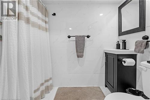 124 Nash Road S, Hamilton, ON - Indoor Photo Showing Bathroom