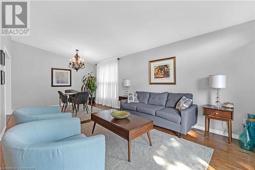 124 Nash Road S, Hamilton, ON - Indoor Photo Showing Living Room