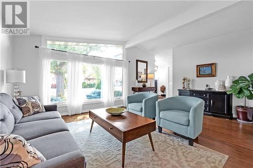 124 Nash Road S, Hamilton, ON - Indoor Photo Showing Living Room