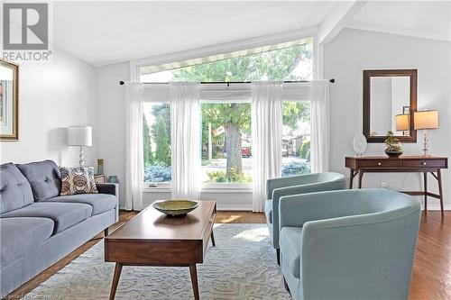 124 Nash Road S, Hamilton, ON - Indoor Photo Showing Living Room